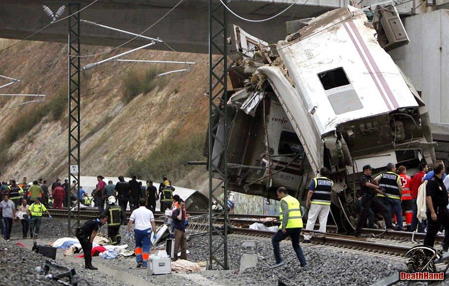 spain-train-derailment2-Santiago-de-Compostela-ES-jul25-13.jpg