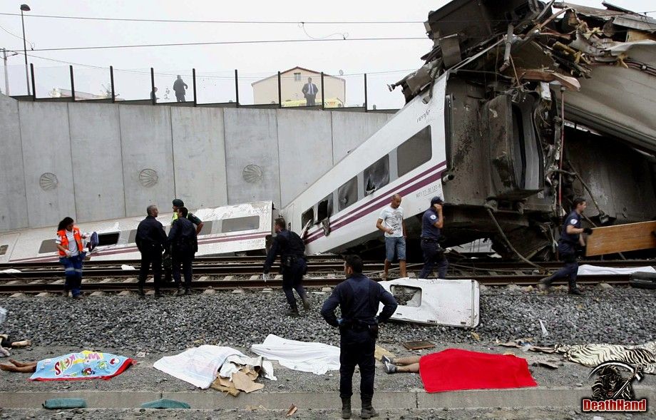 spain-train-derailment5-Santiago-de-Compostela-ES-jul25-13.jpg