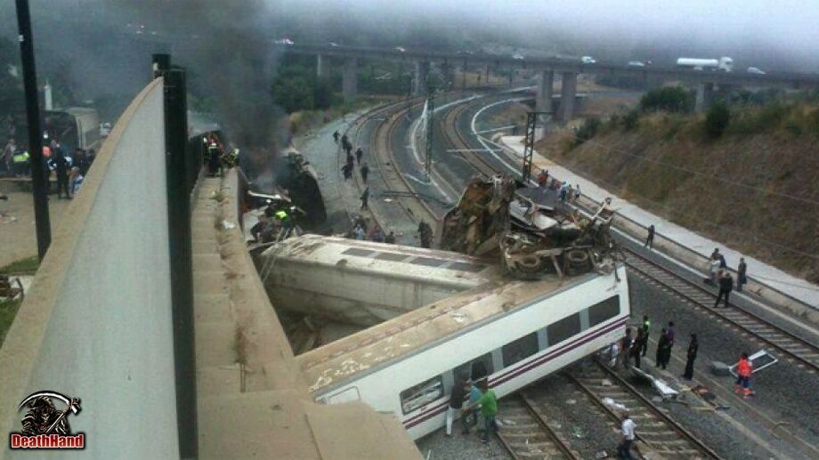 spain-train-derailment7-Santiago-de-Compostela-ES-jul25-13.jpg