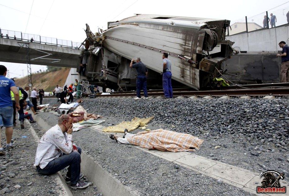 spain-train-derailment8-Santiago-de-Compostela-ES-jul25-13.jpg