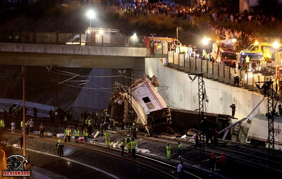 spain-train-derailment9-Santiago-de-Compostela-ES-jul25-13.jpg