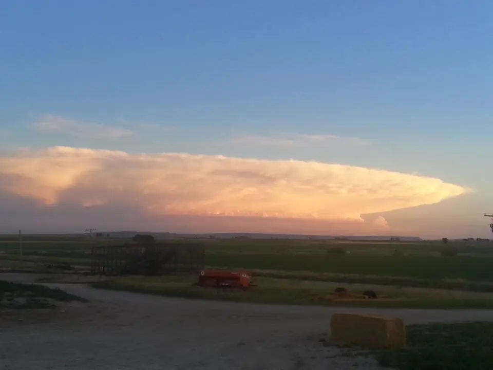 stormcominphonepic.webp