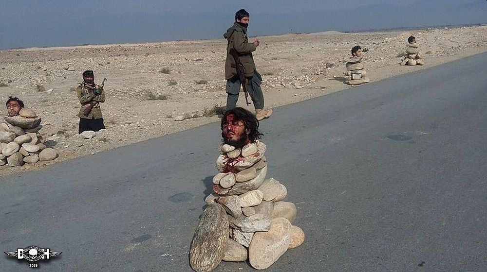 taliban-behead-4-isis-members-prop-heads-on-rocks-2-Afghanistan-dec-27-15.jpg