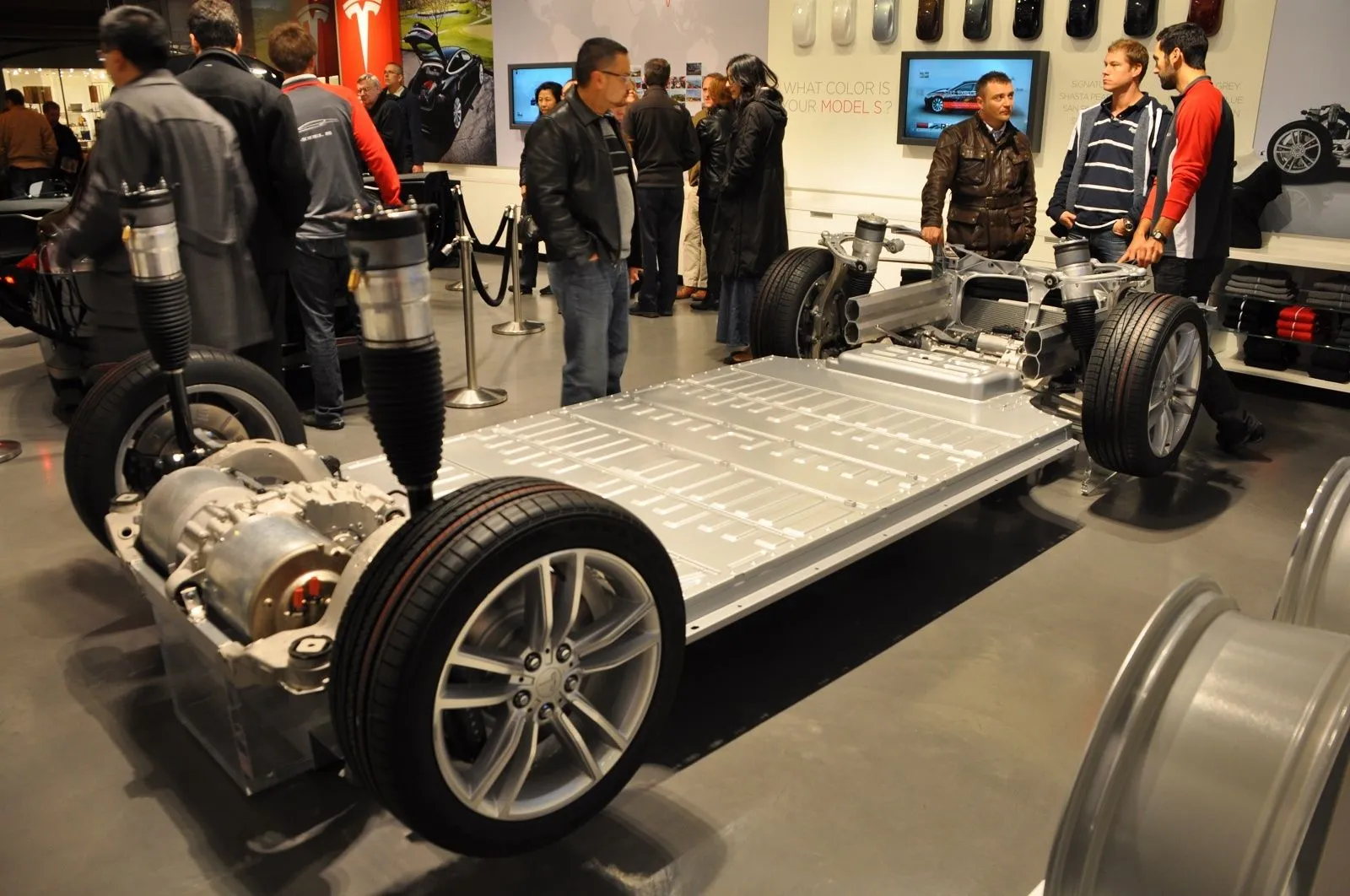 tesla-model-s-lithium-ion-battery-pack-in-rolling-chassis-photo-martin-gillet-via-flickr_1004...webp