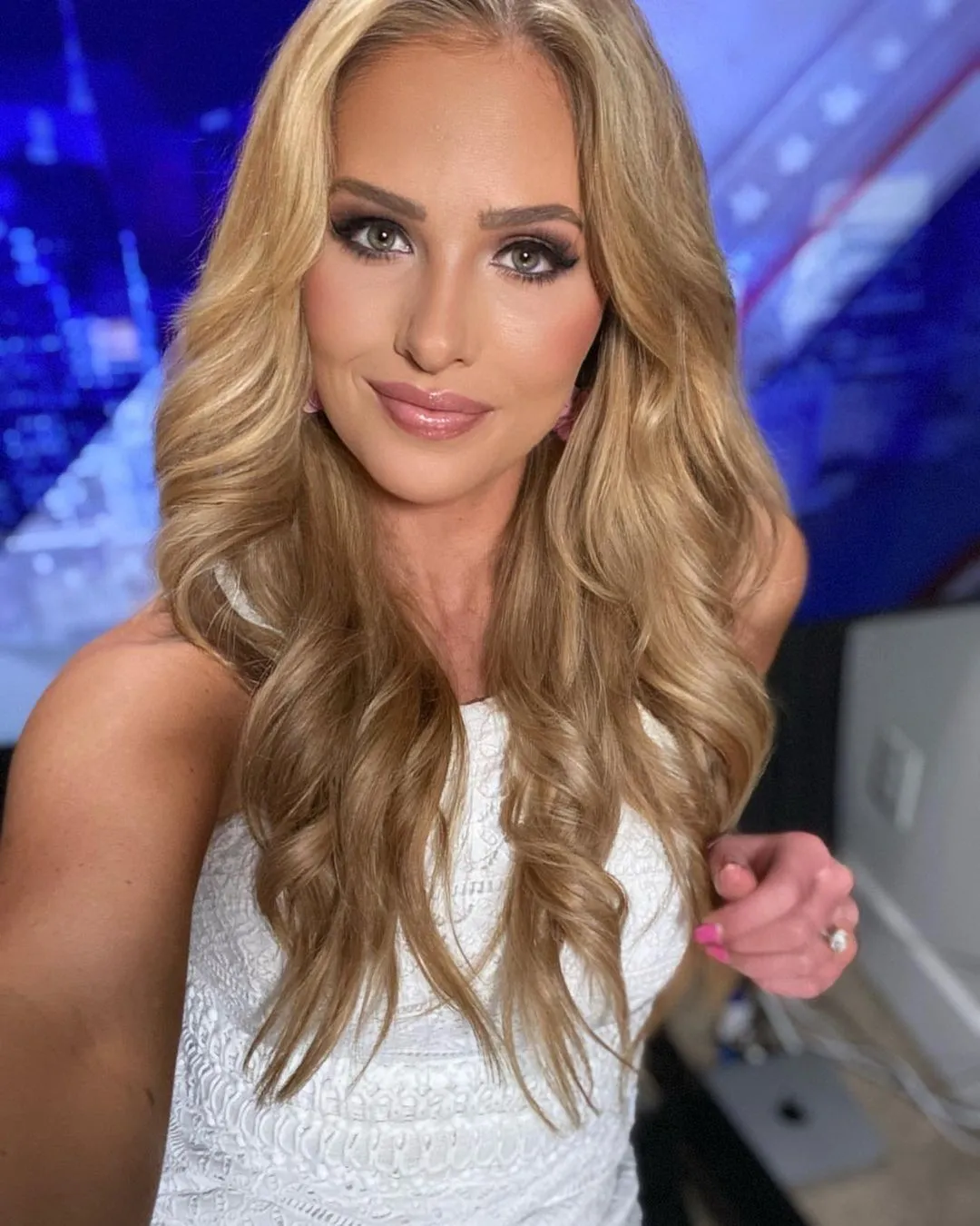 Tomi-Lahren-Wallpapers-Insta-Fit-Bio-10.webp