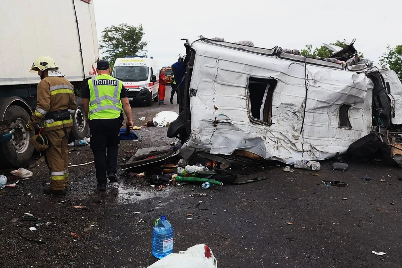 Traffic accident on the Odessa-Nikolaev highway, minibus and truck collided 2, 12 dead, near ...webp