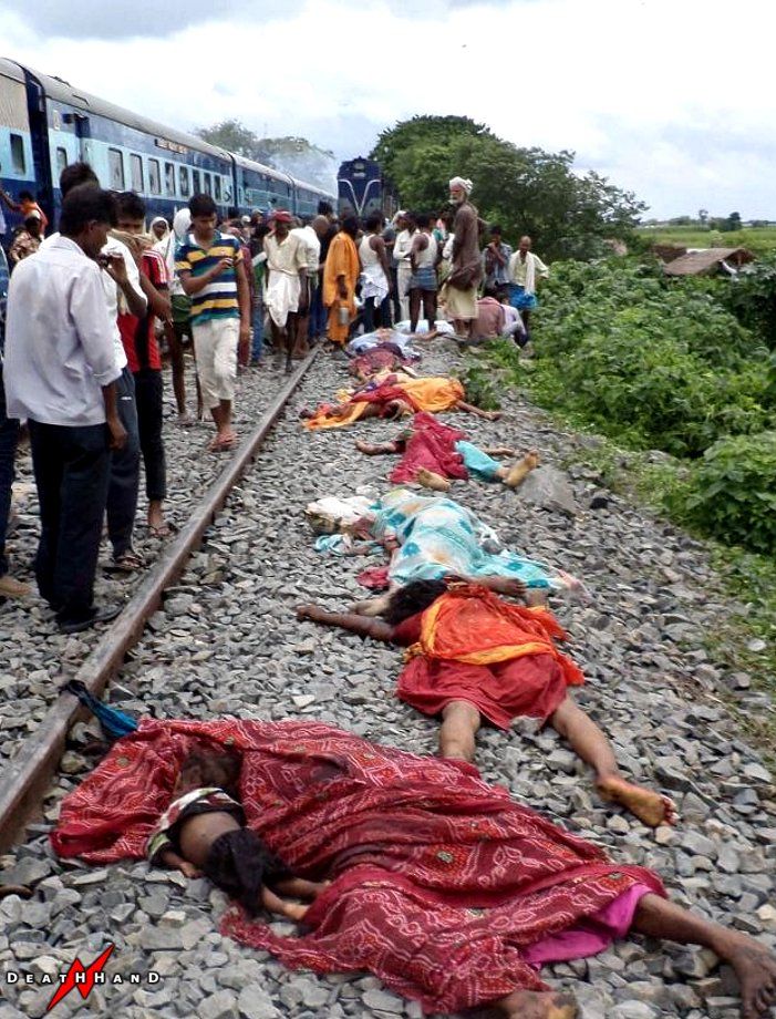 train-kills-hindu-pilgrims2-New-Delhi-IN-aug19-13.jpg
