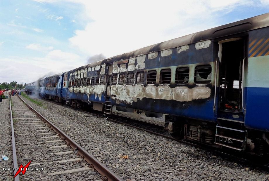 train-kills-hindu-pilgrims3-New-Delhi-IN-aug19-13.jpg