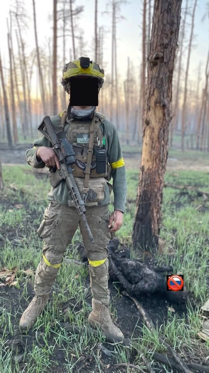 UA Soldiers with Dead Ruskie.jpg