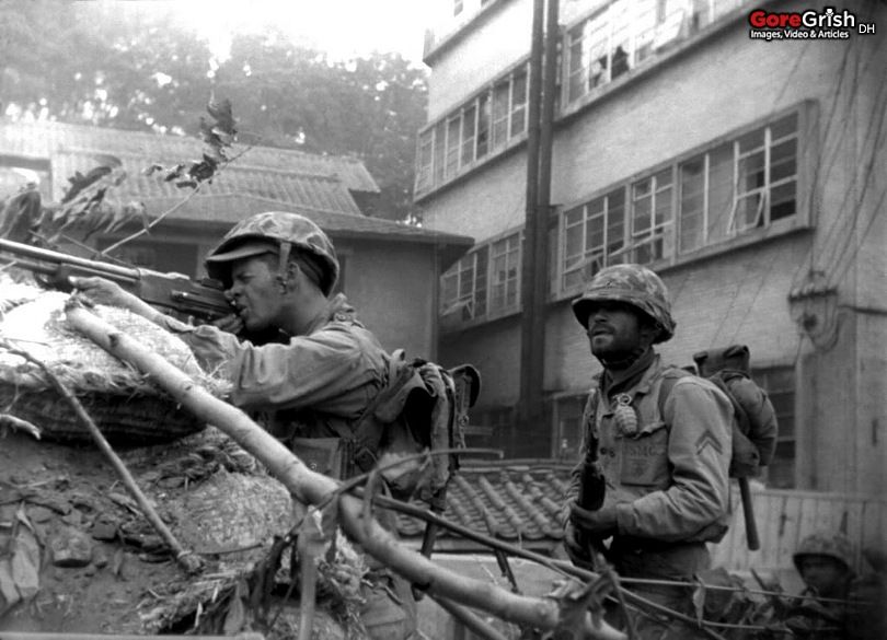 un-soldier-firing-at-n-koreans-Seoul.jpg