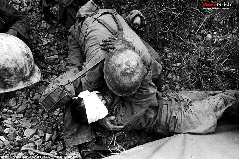 us-marine-comforsts-wounded-comrade-Marianas-Islands.jpg