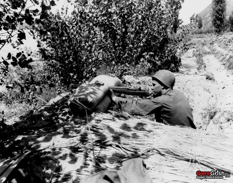 us-soldier-firing-on-n-koreans-Chingu-Korea-1951.jpg