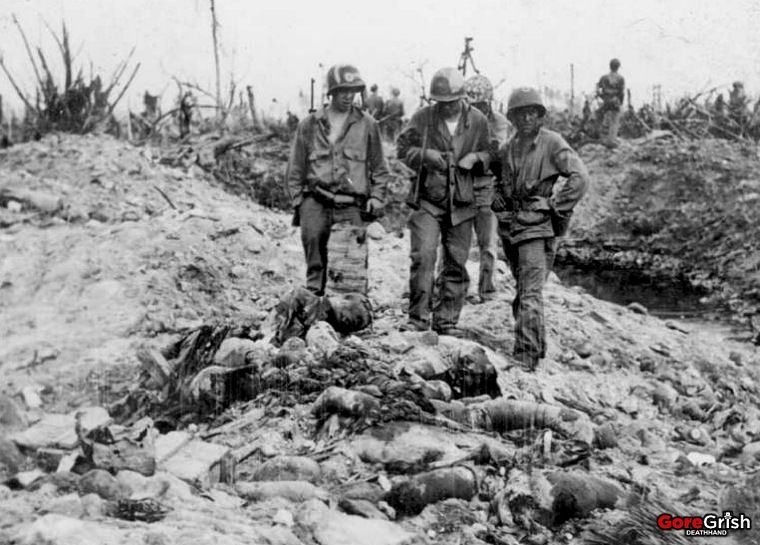 us-soldiers-with-dead-jap-soldiers-Pacific.jpg