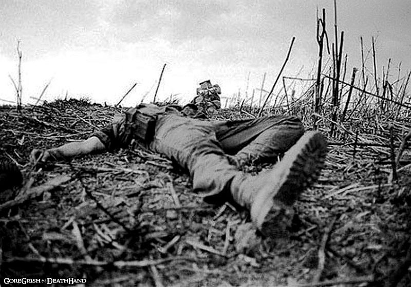vietnam-dead-us-soldier-on-hilltop-Khe-Sahn.jpg