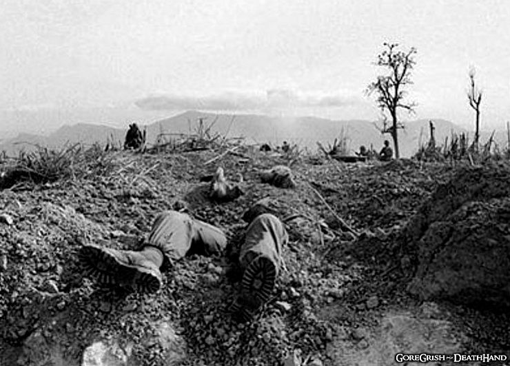 vietnam-dead-us-soldier-partially-buried-on-hilltop-Khe-Sahn.jpg