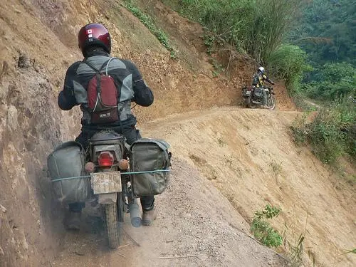 vietnamese_people_on_the_road_14.webp