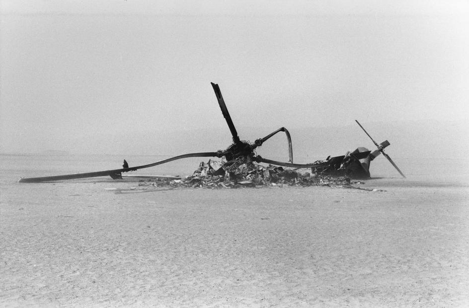 wreckage-us-sea-stallion-helicopter-Tabas-Iran-apr25-1980.jpg