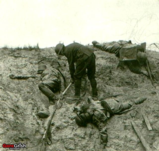 ww1-allied-soldier-clearing-away-the-dead.jpg