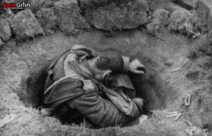 ww1-allied-soldier-dead-in-fox-hole.jpg