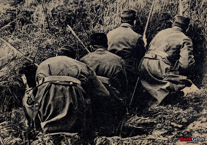 ww1-belgian-soldiers-take-cover-1914-15.jpg
