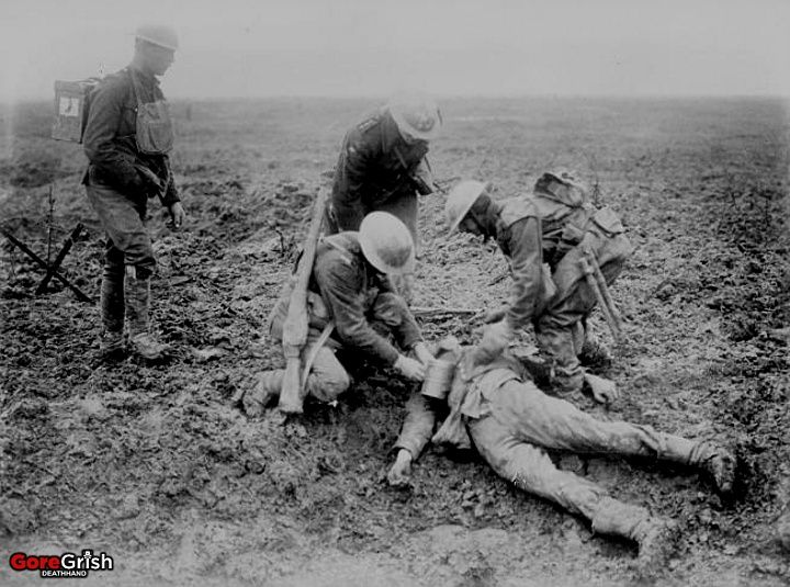 ww1-brit-soldiers-check-dead-german.jpg
