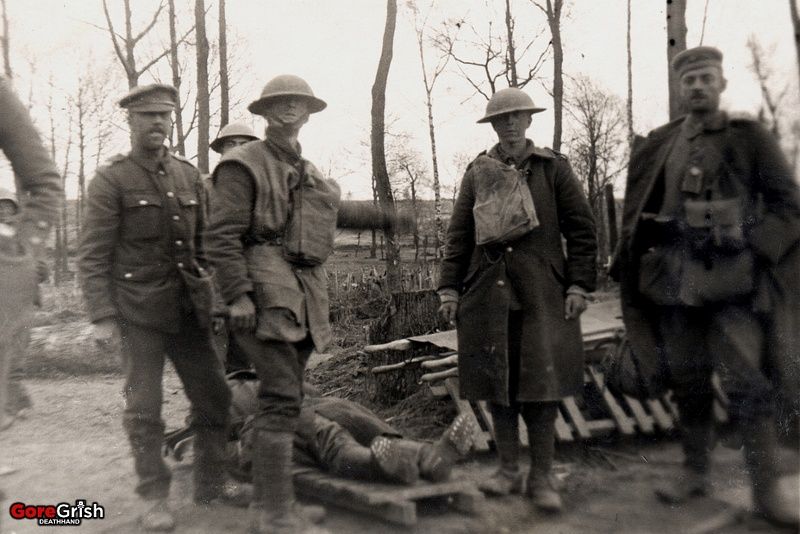 ww1-british-pows-carry-body-of-dead-german-for-burial.jpg