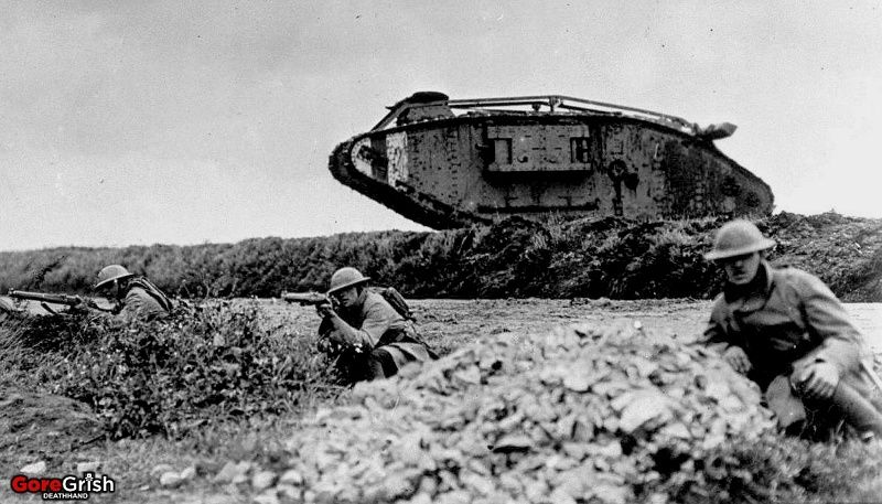 ww1-british-soldiers-brit-tank.jpg