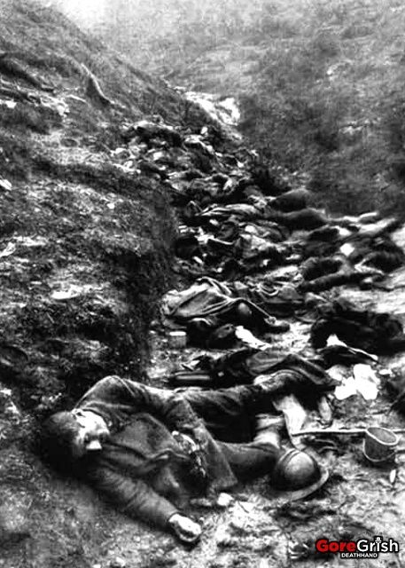 ww1-dead-french-soldiers-in-their-trench.jpg