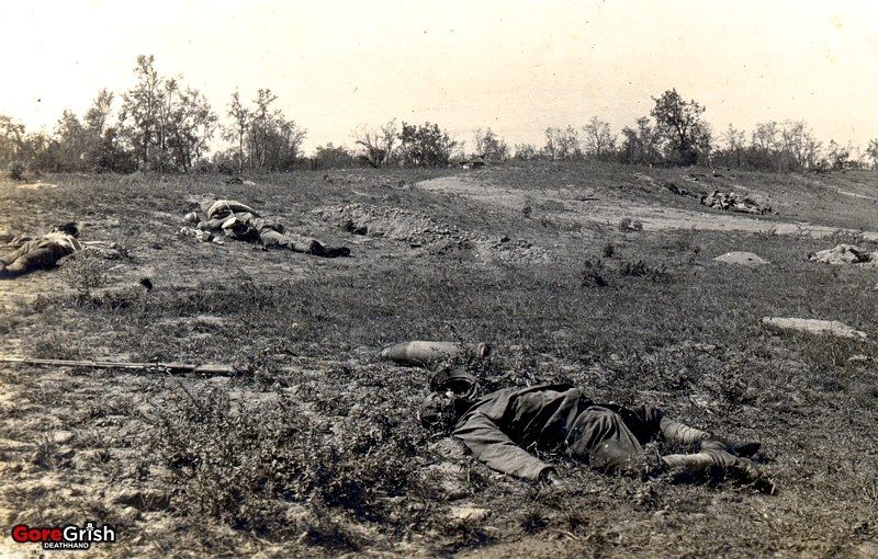 ww1-dead-french-soldiers-litter-battlefield2.jpg