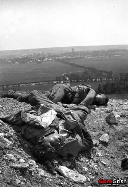 ww1-dead-french-soldiers-Picardy-France-jun1918.jpg