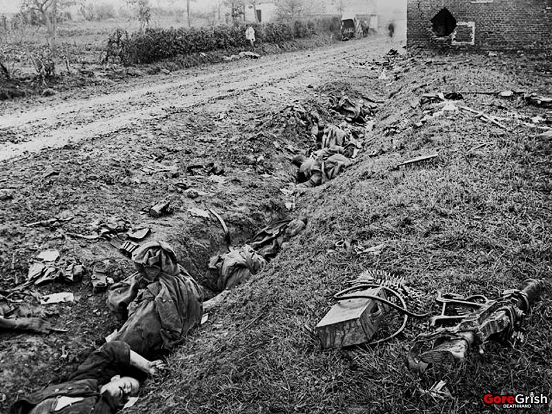 ww1-dead-german-gunners-by-road-France-oct1918.jpg