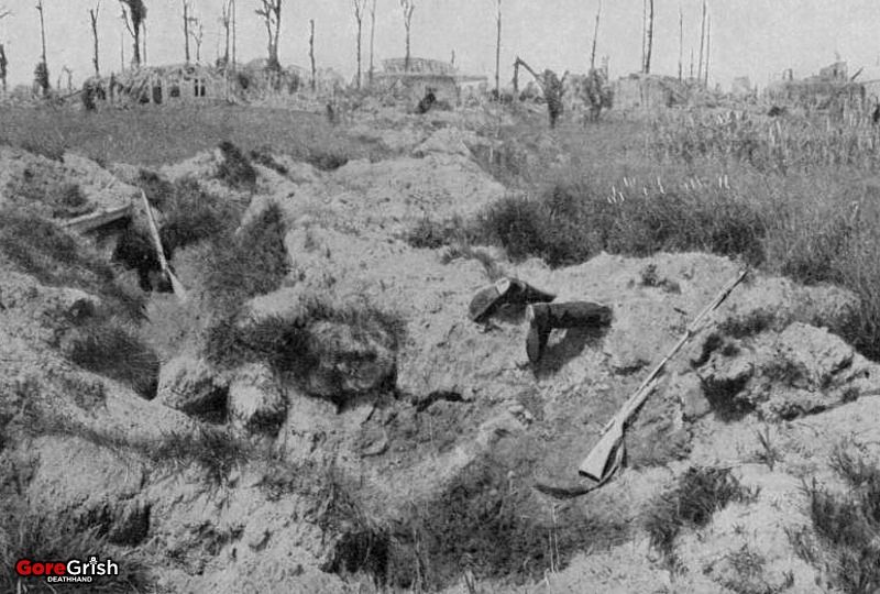 ww1-dead-german-soldier-buried.jpg