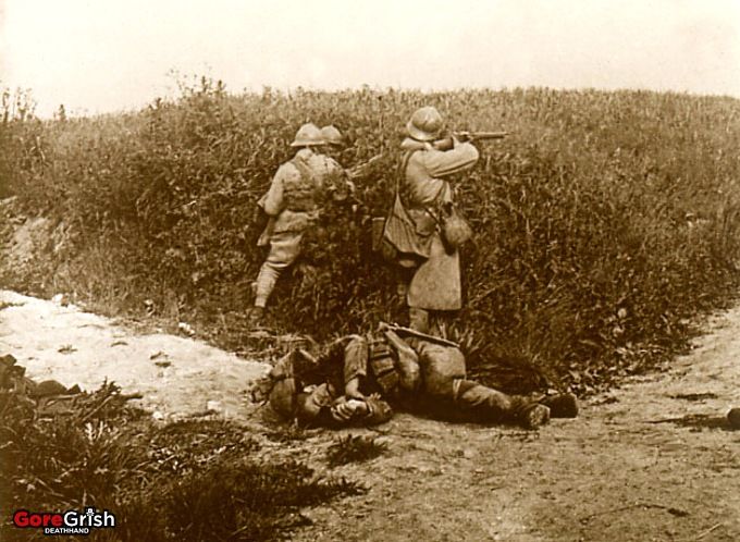 ww1-dead-german-soldier-french-soldiers-firing-Oise.jpg