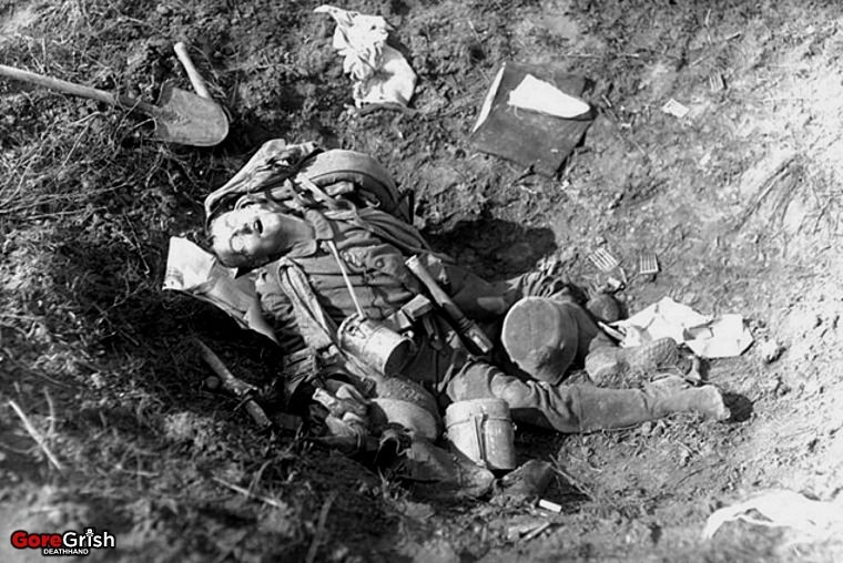 ww1-dead-german-soldier-in-foxhole-1918.jpg