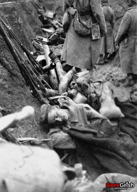 ww1-dead-german-soldier-in-trench-France-apr1917.jpg