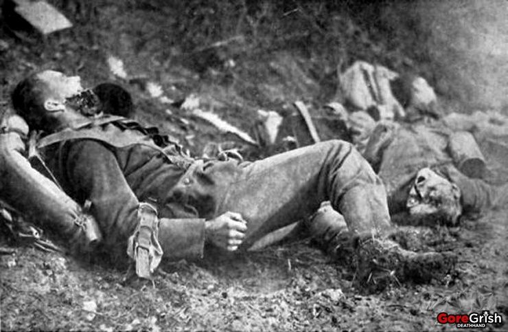 ww1-dead-german-soldiers-artillery-hit.jpg