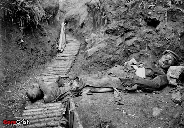 ww1-dead-soldier-in-trench-France-1917.jpg