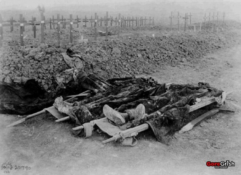 ww1-dead-soldiers-awaiting-burial.jpg