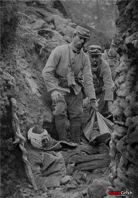 ww1-french-remove-dead-wounded-from-trench.jpg