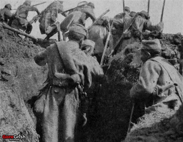ww1-french-soldiers-over-the-top.jpg