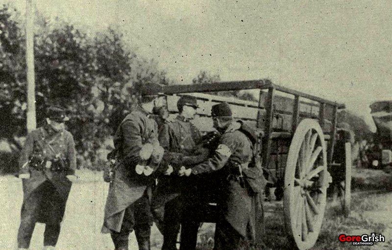 ww1-french-unloading-their-dead-Charleroi-1914.jpg