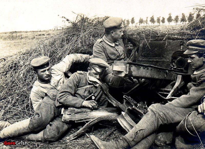 ww1-german-artillery-crew-inspect-their-blown-out-gun-barrel.jpg