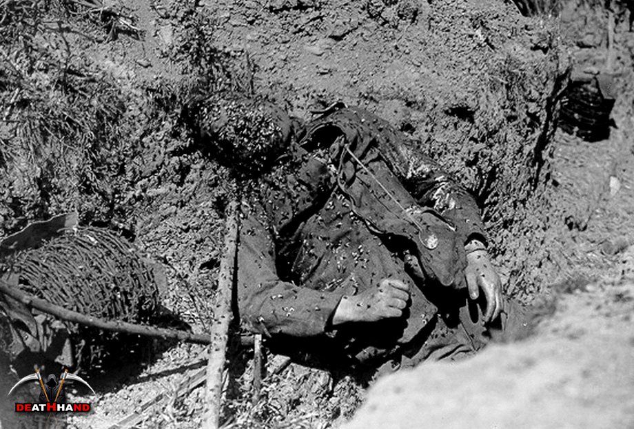 ww1-german-dead-in-trench-France-1918.jpg
