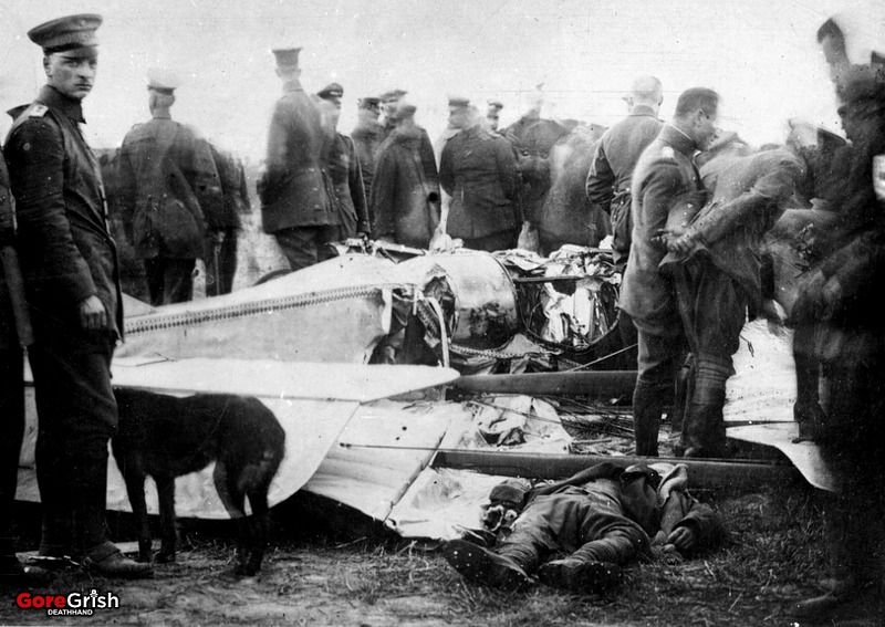 ww1-german-officers-inspect-downed-british-aircraft-dead-pilot.jpg