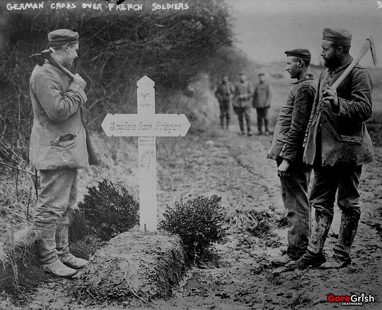 ww1-german-soldiers-bury-dead-french-soldier.jpg