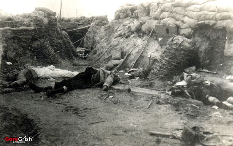 ww1-germans-inspect-dead-british-first-german-gas-attack2-Langemarc-apr23-1915.jpg
