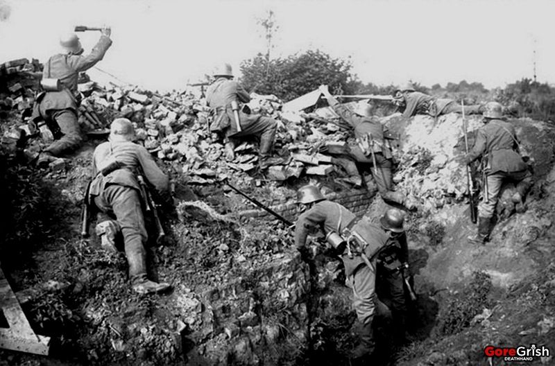 ww1-germans-protecting-their-trench.jpg
