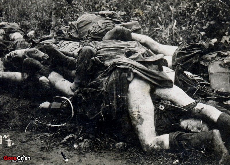 ww1-piled-dead-scottish-soldiers-apr-20-1918.jpg