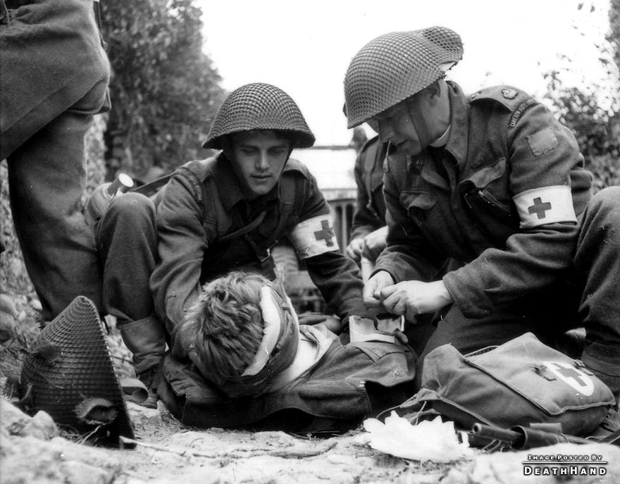 ww2-canadian-medics-treat-wounded-soldier-France-jul15-1944.jpg