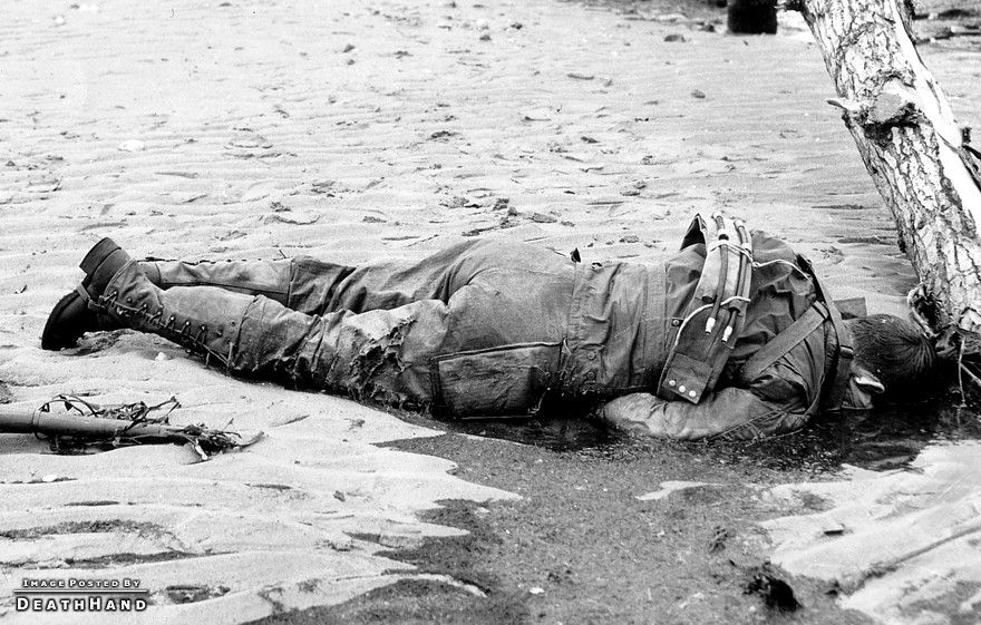 ww2-dead-us-soldier-on-beach-Vierville-sur-Mer-France-jun7-1944.jpg